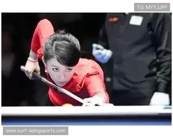 全球足球天王大集合：男神女神齐聚赛场争锋争锋