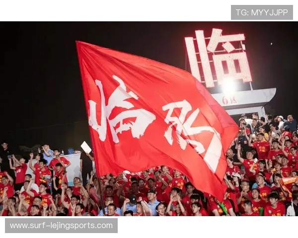 红色足球星闪耀绿茵场，见证新时代足球激情与荣耀的崛起