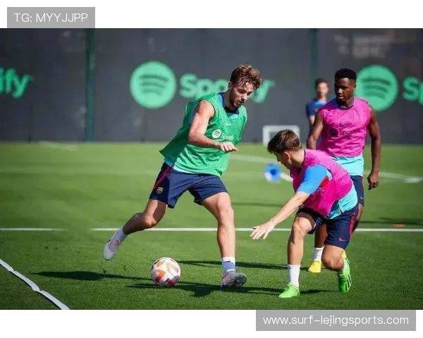 莱万携手球鞋品牌推出全新定制款 足球鞋设计引领潮流新风尚